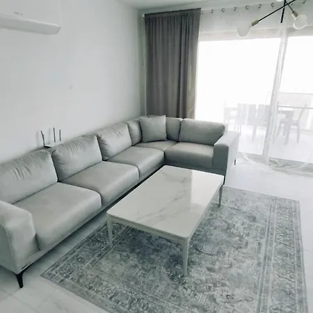 Edelweiss Luxury 2 Bedroom + 2 Bathrooms + Large Living And A Balcony
