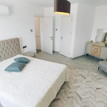 Edelweiss Luxury 2 Bedroom + 2 Bathrooms + Large Living And A Balcony *